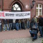 Manistestujący zastawili drzwi do budynku i uruchomili ręczne syreny alarmowe  /fot. BG