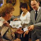 Legitymację członkowską odbiera mieszkanka Przodkowa, Maria Gruba /fot. DWK