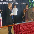 Symboliczny gwóźdż w drzewce sztandaru wbija kierownik GOPS-u w Kartuzach Jan Mazur,...