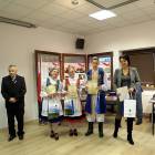 Ania Walińska, Justyna Jelińska i Dawid Lewna z nauczycielką Ewą Marszałkowską po...