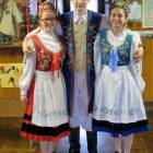 Justyna Jelińska, Dawid Lewna, Ania Walińska w strojach regionalnych /fot. nadesłane