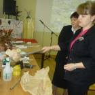Gabriela Gackowska pokazuje czerpak do pobioru wody z jeziora /fot. DWK