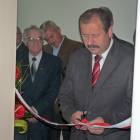 Jacek Kowalik przecina wstęgę w drzwiach swojego nowego biura poselskiego /fot. DWK
