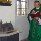 Proboszcz parafii pw. WNMP w Kartuzach dziękował za podarowanie miniatury, która...