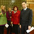 Zastępca komendanta Marian Kwidziński w otoczeniu nauczycielek, które przeszły...