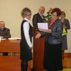 Ze starostą rozmawia Mirosława Szmidka, kolejna mama, która odebrała stypendium za...