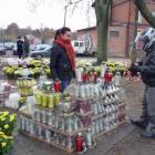 Wybór zniczy jest ogromny - od maleńkich świeczek, po ogromne szklane bryły /fot. DWK