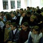 Dzieci i opiekunowie uczestniczący w spotkaniu z pisarzem