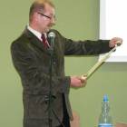 Przewodniczący rady Zbigniew Suchta miał dla wójta specjalne podziękowania /fot. DWK