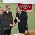 Wójt Tadeusz Kobiela odbiera podzięowania z rąk przedstawicieli rady gminy /fot. DWK