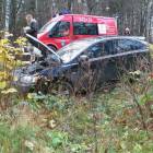 Mitsubishi lancer, próbując uniknąć zderzenia, wjechał do przydrożnego rowu /fot....