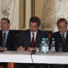 Od lewej siedzą: Cezary Rzemek z Ministerstwa Zdrowia, Stanisław Lamczyk - szef...