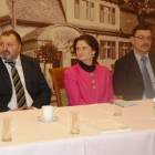 Od lewej siedzą: szef kartuskiego PiS Andrzej Pleszyniak, senator Dorota Arciszewska...