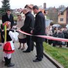 Przecięcie wstęgi przed rozbudowanym i zmodernizowanym Gminnym Ośrodkiem Zdrowia w...