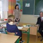 Francois Delongchamps rozmawia z kartuską młodzieżą w swoim ojczystym jezyku /fot. DWK