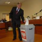 Mieczysław Woźniak, przewodniczący rady nowej kadencji, podczas głosowania /fot. DWK