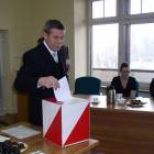 Głos do urny wrzuca radny Jerzy Formela i... /fot. Longina Templin