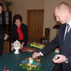 Starosta Janina Kwiecień przyniosła ze sobą prezent - świąteczny lampion /fot. DWK