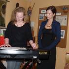 Magda Młyńska (gra na keyboardzie) i Magda Młyńska (śpiewa) /fot. DWK