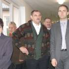 Radni spacerują wyremontowanymi szkolnymi korytarzami /fot. DWK