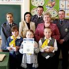 Od lewej: sierż. M. Serkowska, nauczycielka A. Rebicka, mł. asp. K. Matyszewski,...