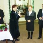 Barbara Kapica odbiera gratulacje od starosty Janiny Kwiecień /fot. DWK