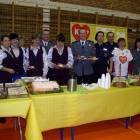 Dyr. Wiesława Toczyńska (druga z prawej) z żukowskimi policjantami i paniami z KGW w...