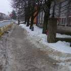 Oblodzony chodnik przy Szkole Podstawowej nr 1 w Kartuzach /fot. DWK