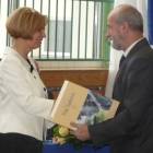 Kazimierz Klas wręcza prezent Grażynie Maczulis /fot. DWK