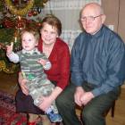 Babcia i dziadek z najmłodszym wnukiem Hubertem /fot. Longina Templin