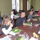W Centrum Kultury w Kartuzach dzieci przygotowywały laurki i kwiatki dla babć i...