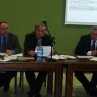 Wójt Tadeusz Kobiela (pierwszy z prawej) wymienił planowane na rok 2011 zadania /fot. DWK