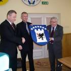 Wicestarosta Bogdan Łapa podarował gminie herb powiatu kartuskiego /fot. Longina Templin
