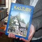 Do pana Celestyna trafi przewodnik turystyczny po Kaszubach /fot. DWK