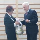 Pomorski kurator oświaty Zdzisław Szudrowicz wręcza upominek dyrektor Elżbiecie Świętoń...