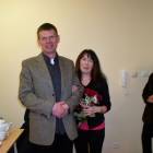 Podziękowania i bukiet róż dla Lucyny Pakury /fot. Longina Templin