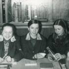 Zdjęcie z 1974 r. Rocznik 1972 - 1976 r. Klasa d, o profilu ogólnym wychowawca prof....
