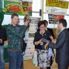 Puchar za mistrzostwo sezonu 2010/2011 odbiera przedstawiciel Mścowja Kartuzy /fot. BG