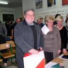 Kartkę do urny wrzuca Stanisław Zuch i... /fot. Longina Templin