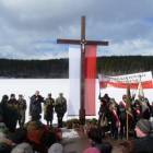 Uroczystości odbyły się pod krzyżem stojącym nad brzegiem Jeziora Dąbrowskiego w...