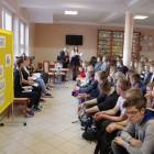 Licznie zgromaczeni uczniowie w szkole w Sierakowicach /fot. nadesłane