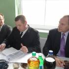 Wójt Andrzej Wyrzykowski, kpt. Wojciech Markowski z KPPSP Kartuzy i Jarosław Paczoska,...