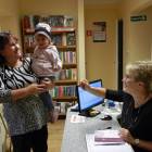 Amelka odbiera kartę w imieniu babci Ludwiki Brylowskiej /fot. Longina Templin
