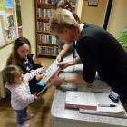 Półtoraroczna Amelka Brylowska otrzymała paszport małego czytelnika /fot. Longina Templin