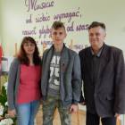 Armin Wilczewski w towarzystwie dyr. Jerzego Stachurskiego i wychowaczyni Anny Kreft...