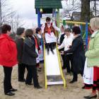 Pani sołtys dała sie namówić na zjeżdżalnię /fot. Longina Templin