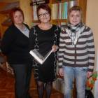 Dyrektor biblioteki w Przodkowie Danuta Rzepka (w środku) wraz ze współpracownikami:...