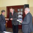Gratulacje i upominek otrzymuje Elżbieta Klinkosz, sołtys Skrzeszewa /fot. Longina Templin