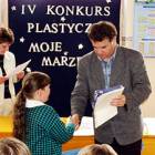 Nauczycielka Danuta Kitowska i dyr. Jerzy Stachurski wręczają nagrody