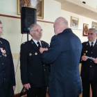 Od lewej: Jan Pyszka i Jan Drewa otrzymuja srebrny medal 